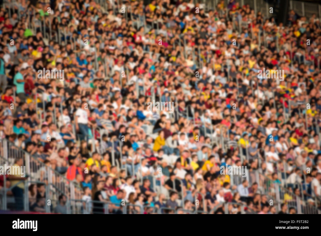 Multitud De Gente Borrosa Simpatizantes Y Aficionados En Un Estadio Tribune En Un Partido De Futbol Fotografia De Stock Alamy