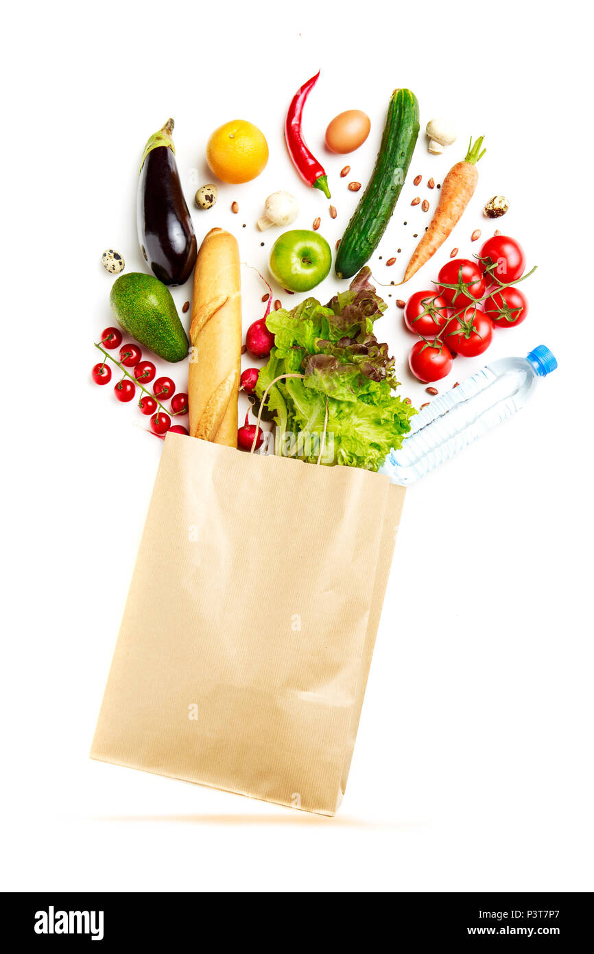 Foto de bolsa de papel con verduras, fruta, pan y botella de agua  Fotografía de stock - Alamy