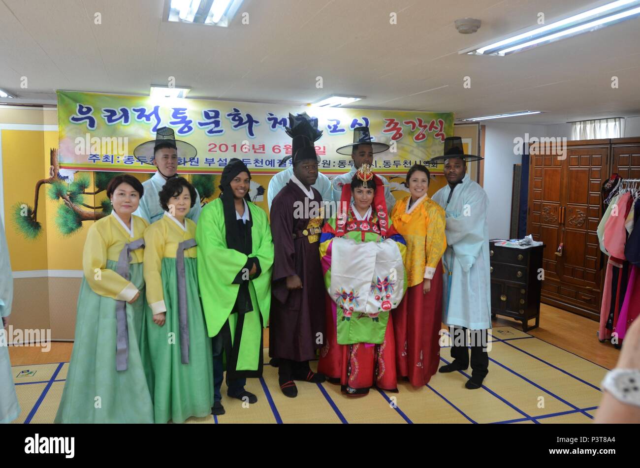 En el centro de Dongducheon modales, soldados aprendan a llevar prendas de vestir tradicionales coreanas, en la forma de una tradicional fiesta de boda el 21 de julio en Dongducheon, Corea del En el centro de Dongducheon modales, soldados aprendan a llevar prendas de vestir tradicionales coreanas, en la forma de una tradicional fiesta de boda el 21 de julio en Dongducheon, Corea del