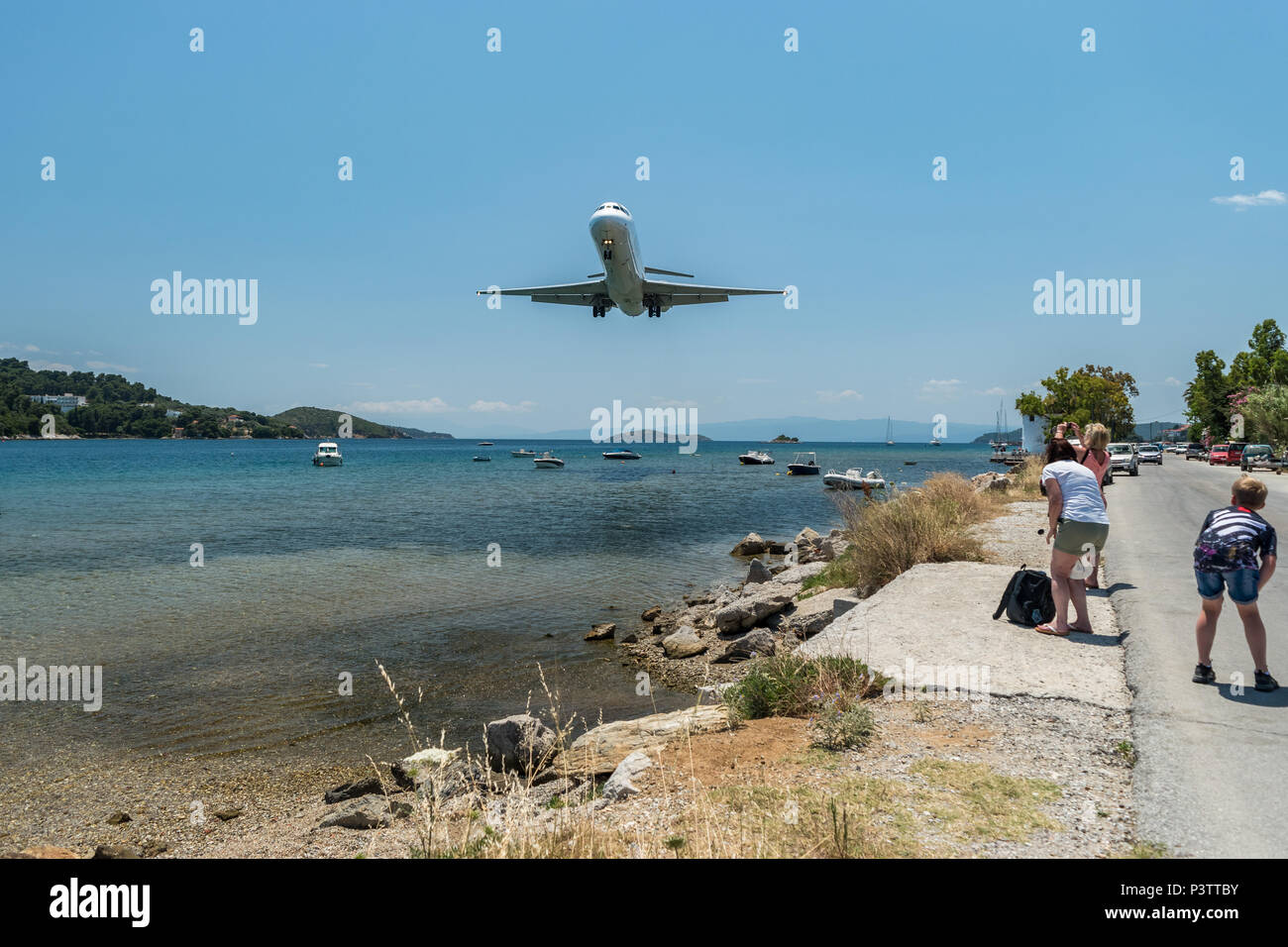 Pasajero avión aterrizaba en la isla de Skiathos en Grecia. Foto de stock