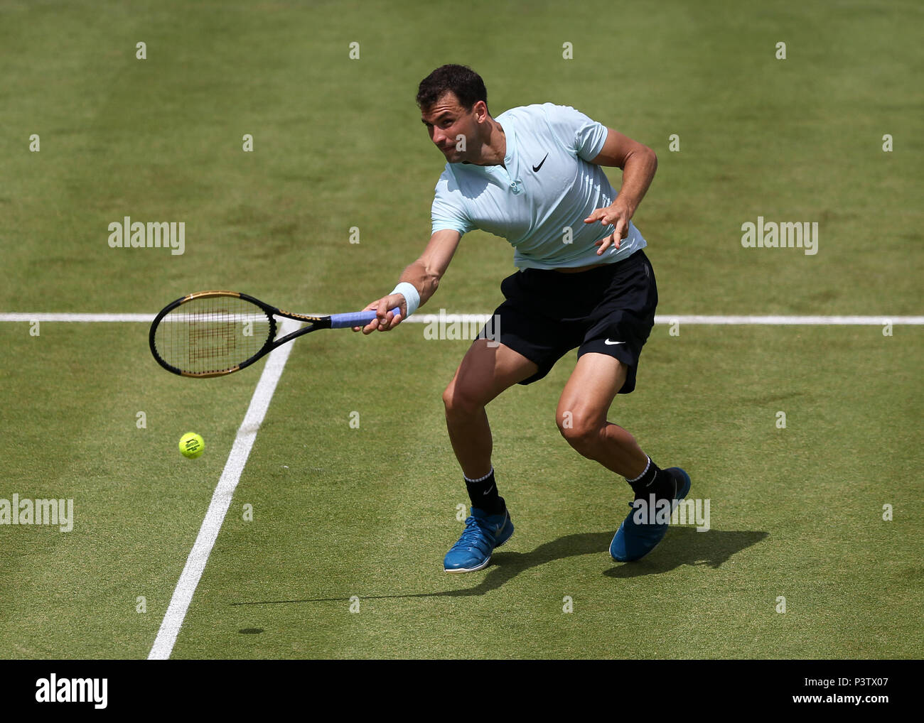 Club de Queens, Londres, Reino Unido. 19 de junio de 2018. Los Campeonatos  de Tenis de fever tree; Grigor Dimitrov (BUL) con drop-lob en la red a  Damir Dzumhur (BIH) Credit: Además