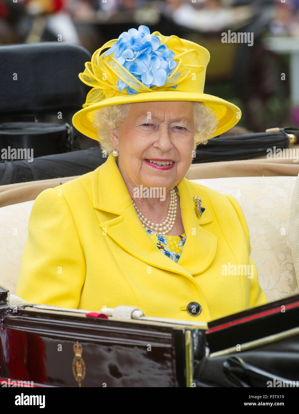 Royal Ascot, Berkshire, Reino Unido 19 Junio 2018 HRH la reina Elizabeth llega el primer día de Royal Ascot 19 Junio 2018 crédito John Beasley Foto de stock
