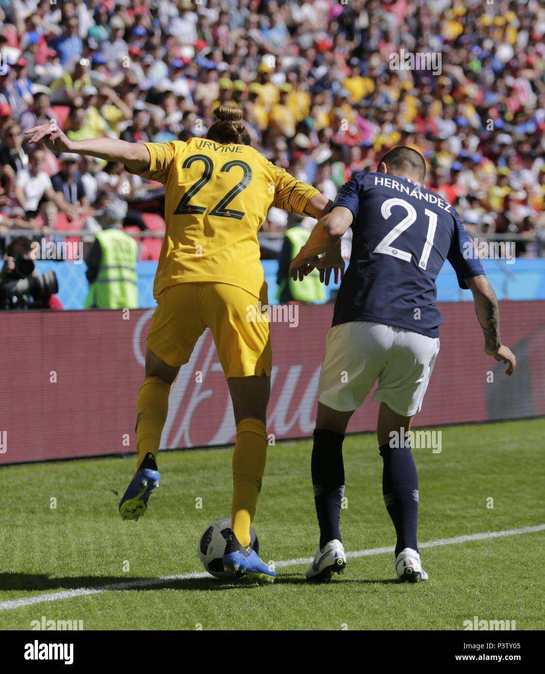 Junio 16, - Rusia, Kazan. - Copa Mundial de la FIFA 2018. Grupo C. v (uniforme amarillo), 2:1. En la foto: Jackson Irvine (22) de Australia y Lucas Hernández (21), de Francia Fotografía de stock - Alamy