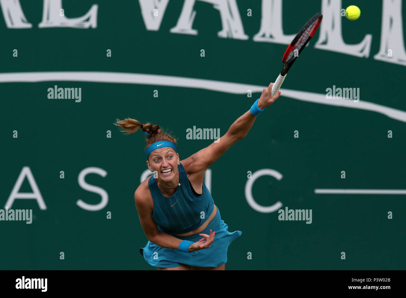 Birmingham, Reino Unido. 19 Jun, 2018. Petra Kvitova de la República Checa en acción durante su partido contra Johanna Konta de Gran Bretaña . Nature Valley Classic 2018, International Women's tennis, día 2 en el Edgbaston Priory Club en Birmingham, Inglaterra, el martes 19 de junio de 2018. pic por Andrew Orchard/Alamy Live News Foto de stock