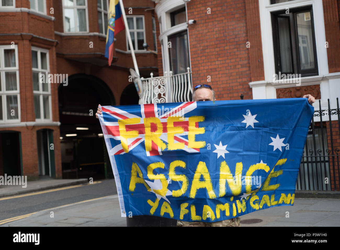 Londres, Reino Unido. 19 Jun, 2018. A los 6 años donde buscar Assagnes aslum en la Embajada del Ecuador. Los activistas sigue libre manifestación de Assange en Londres, Reino Unido el 19 de junio de 2018. Crédito: Ver Li/Alamy Live News Foto de stock