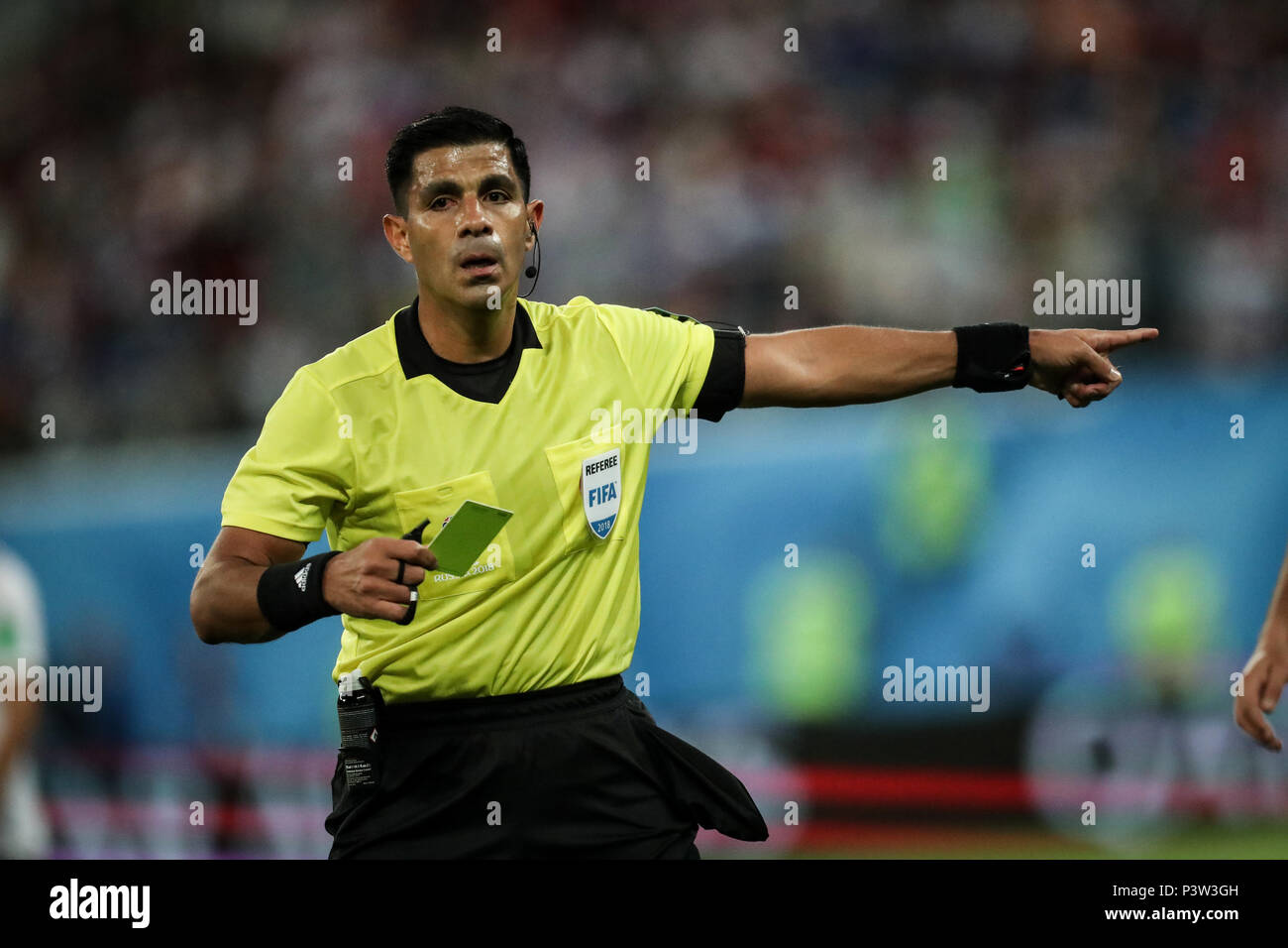 San Petersburgo, Rusia. 19 de junio de 2018. El árbitro Enrique Cáceres saca una tarjeta amarilla durante la Copa Mundial de la 2018 Grupo en un partido de fútbol entre Egipto