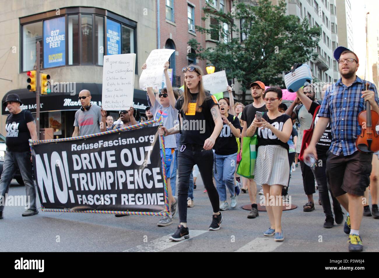 Philadelphia, PA, USA - Junio 19, 2018: Protesta de miles el Trump Administración política de separar a los niños inmigrantes y a sus padres en la frontera México-Estados Unidos. La manifestación coincide con la visita a Filadelfia por Vice Presidente Mike Pence en una recaudación de fondos en apoyo del candidato a gobernador republicano Scott Wagner. Crédito: Jana Shea/Alamy Live News Foto de stock