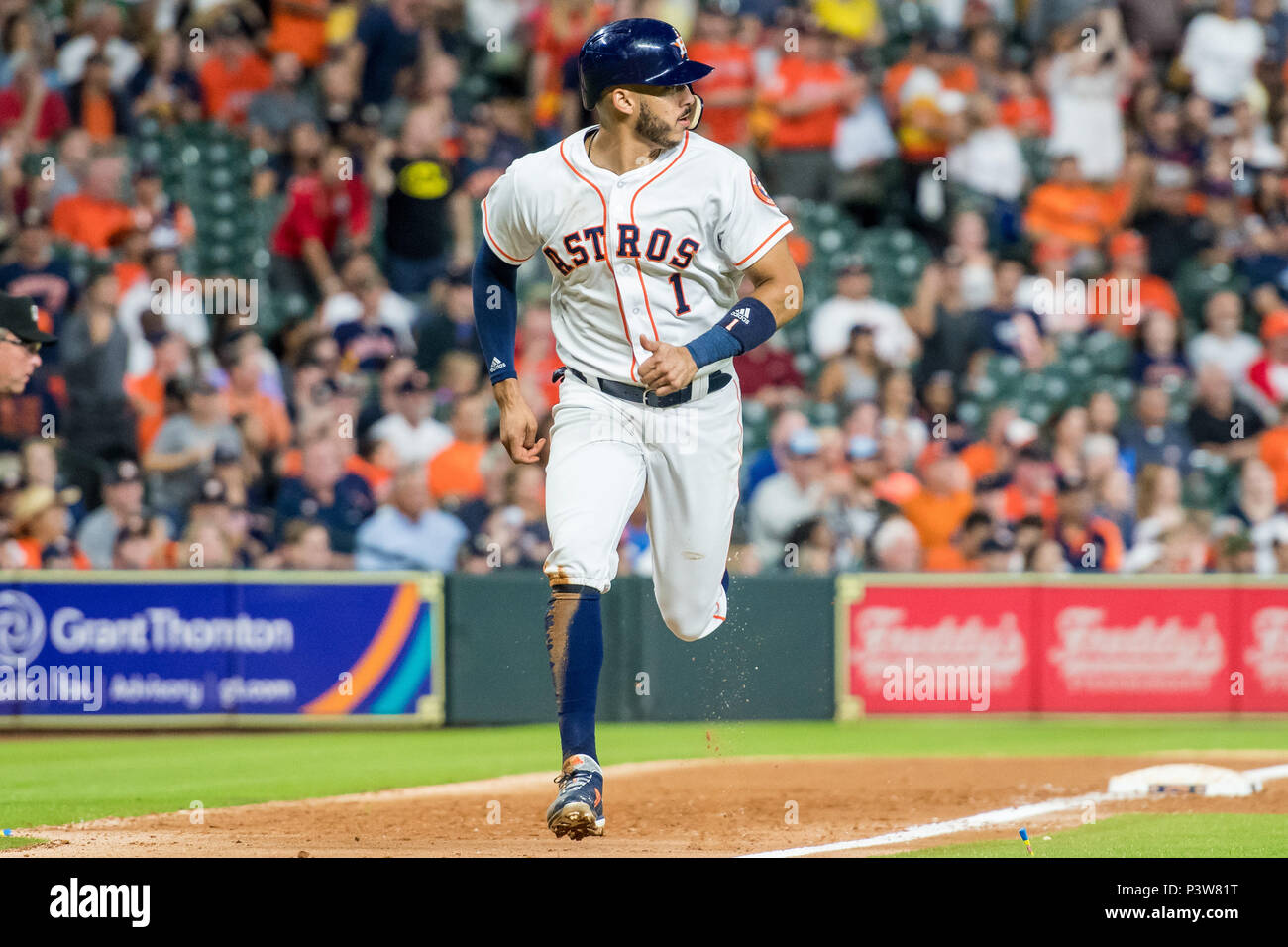 Houston, TX, . 18 de junio de 2018. Houston Astros shortstop Carlos  Correa (1) corre hacia el plato de home para anotar una carrera durante un  partido de béisbol de las Grandes