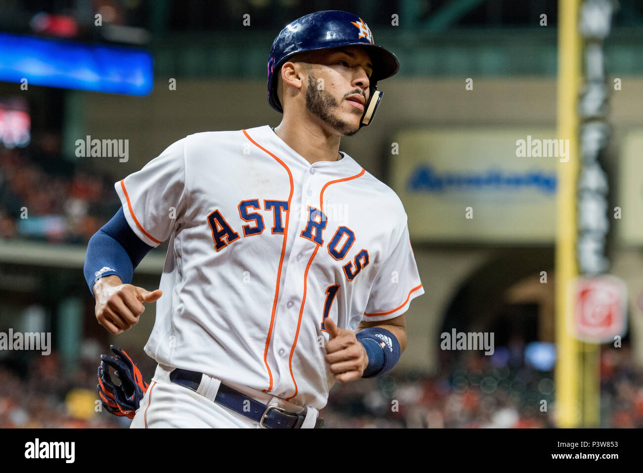 Houston, TX, . 18 de junio de 2018. Houston Astros shortstop Carlos  Correa (1) pasa el plato de home tras anotar una carrera durante un partido  de béisbol de las Grandes Ligas