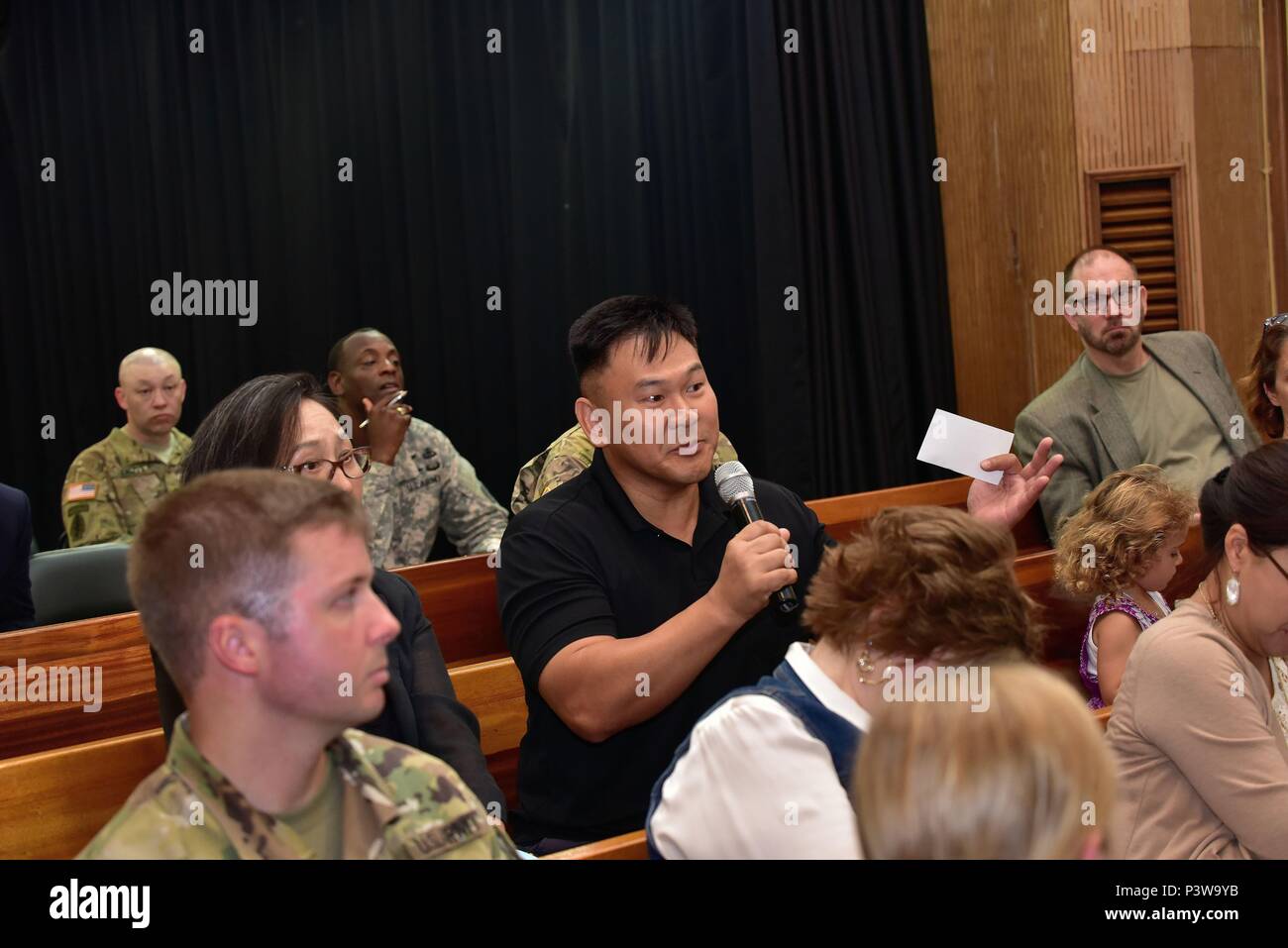 Un espectador hace una pregunta 28 de julio durante la transformación del Ayuntamiento en la guarnición del ejército estadounidense de Yongsan en Seúl. (Foto por Tim Oberle, Octavo Ejército de los asuntos públicos) Foto de stock