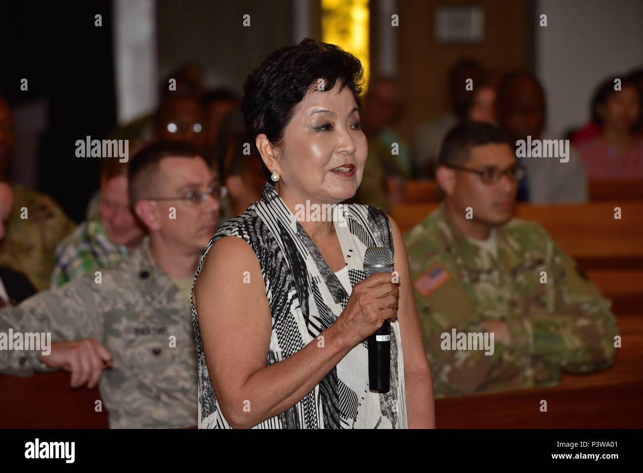 Una mujer hace una pregunta durante una transformación Ayuntamiento el 28 de julio en la guarnición del ejército estadounidense de Yongsan en Seúl. (Foto por Tim Oberle, Octavo Ejército de los asuntos públicos) Foto de stock