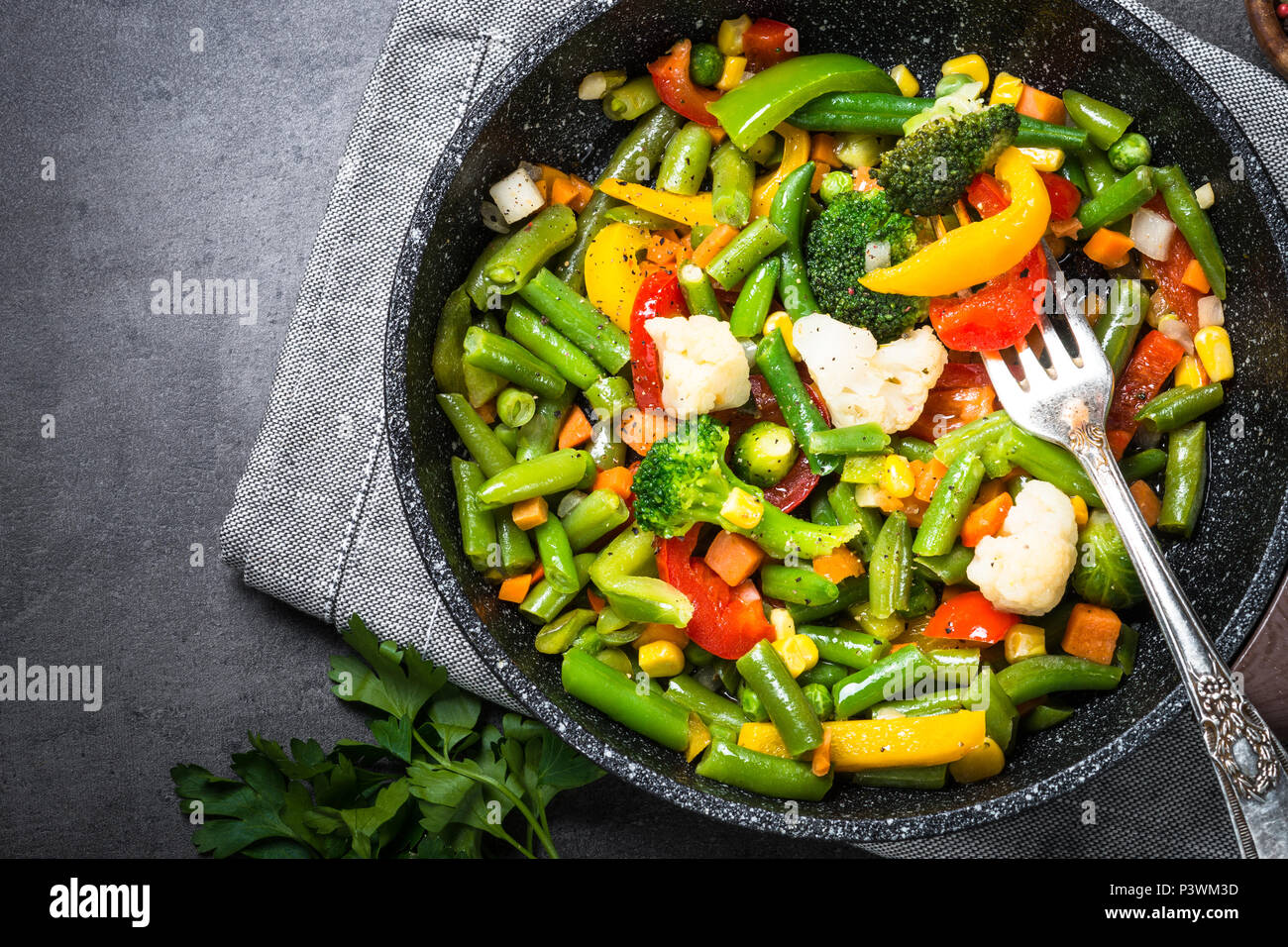 Vegetales Salteados en el wok en Black Mesa. Saludable comida vegetariana.  Plato de bajas calorías. Vista superior del espacio de copia Fotografía de  stock - Alamy