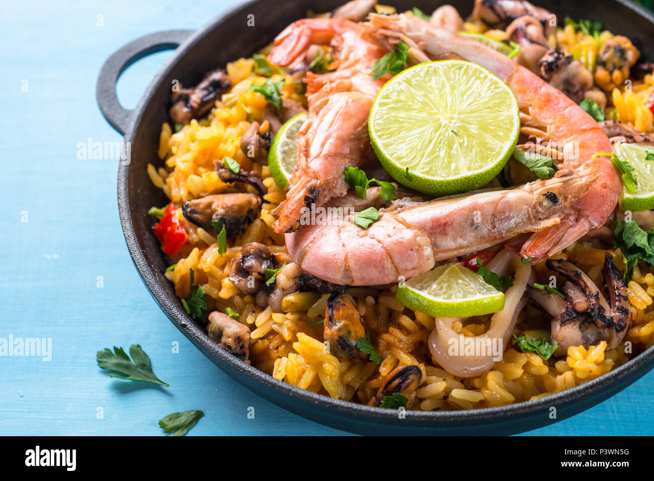 Paella de mariscos con camarones, mejillones y pulpo. Plato tradicional