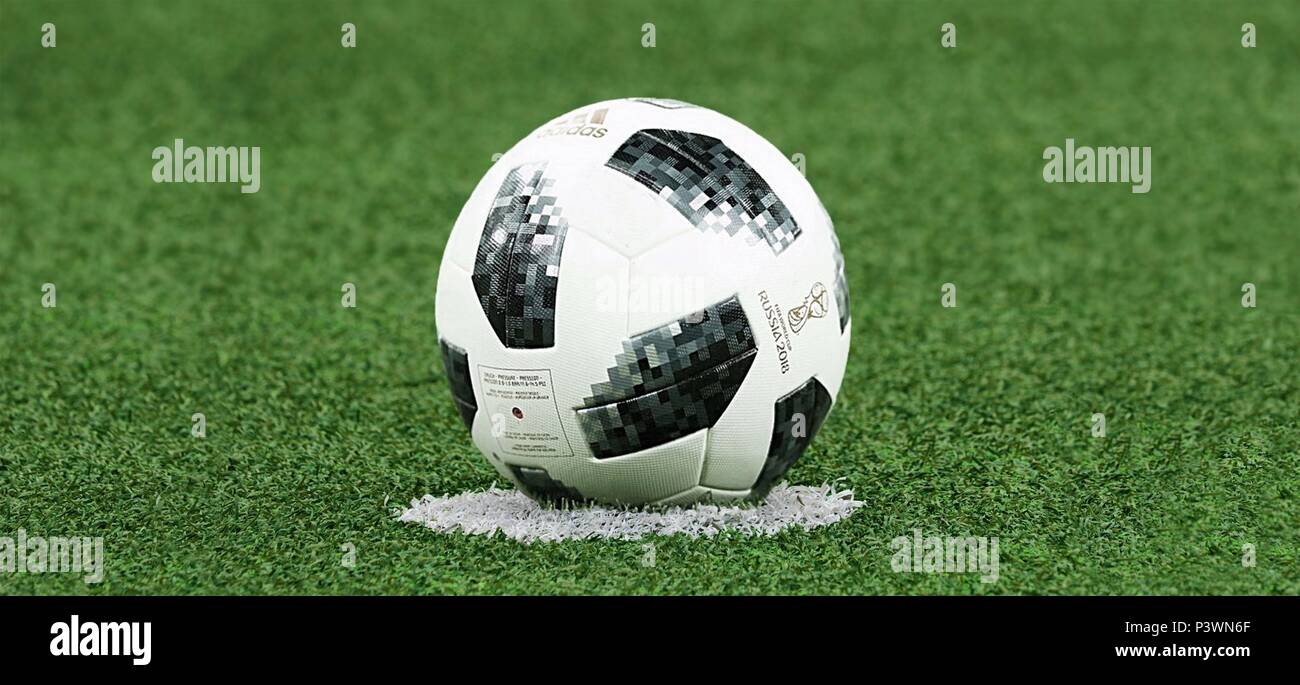 Blanco y negro la copa mundial de fútbol de 2018 Rusia mantiene sobre la hierba verde stadium Foto de stock