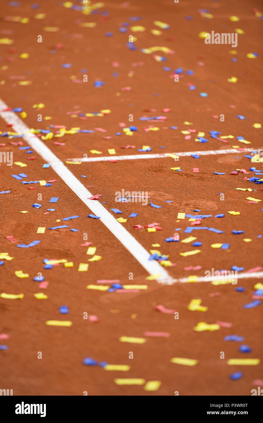 Mostrar detalles con confeti en una pista de tenis de tierra batida  Fotografía de stock - Alamy