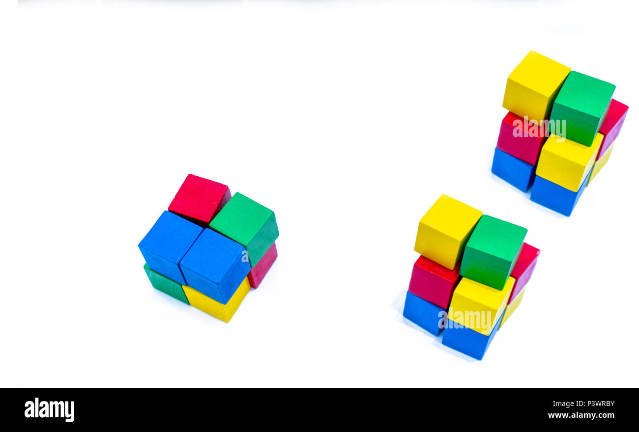 Pila de bloques de madera de colores brillantes aislado sobre fondo blanco. Azul, rojo, verde y amarillo bloques de cubo. Los niños, el bebé y el niño juguete boos ayuda Foto de stock