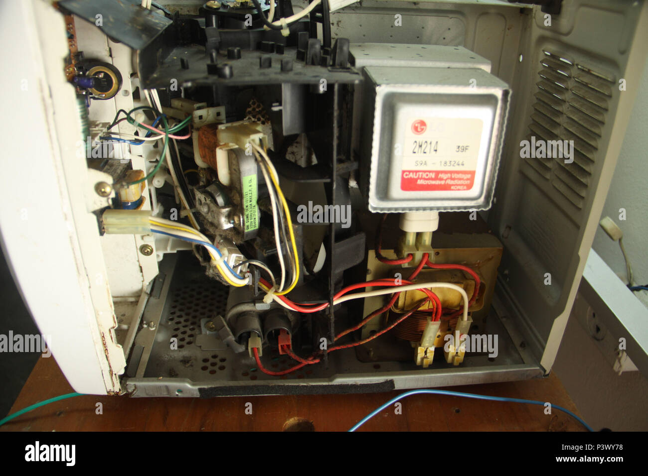 Vista de microondas Alberto, mostrando os componentes eletrônicos internos  Fotografía de stock - Alamy