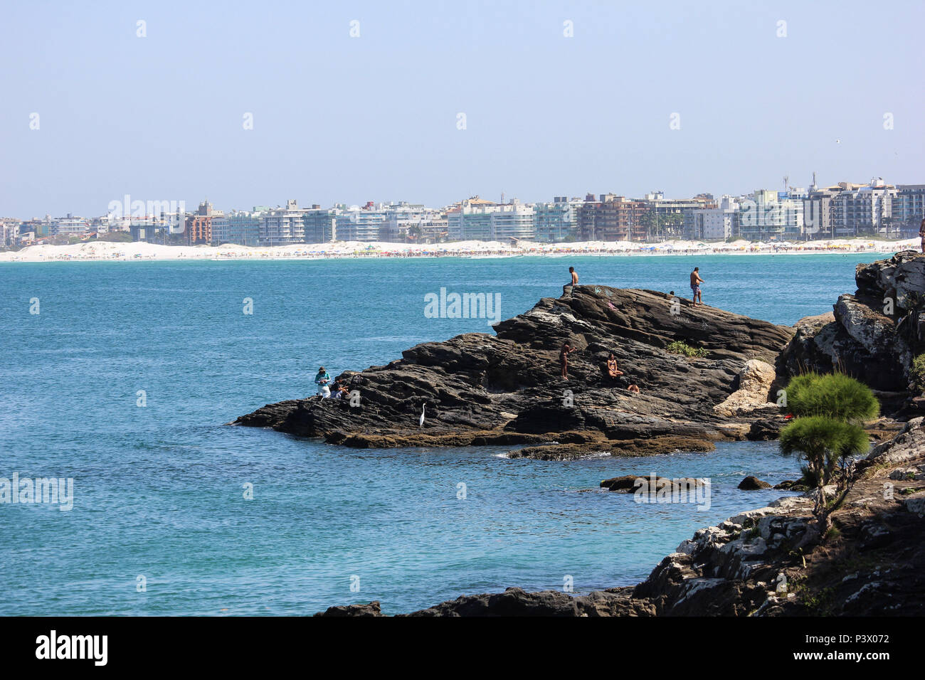 Praia do Forte vista de rochas nas imediações do Forte São Mateus. Principais pontos turísticos de Cabo Frio, na Região dos Lagos, no de Río de Janeiro. Foto de stock