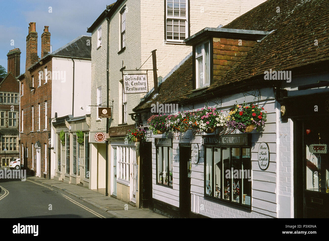 Salones de té y tiendas en la calle Tarrant, Arundel, West Sussex, UK Foto de stock