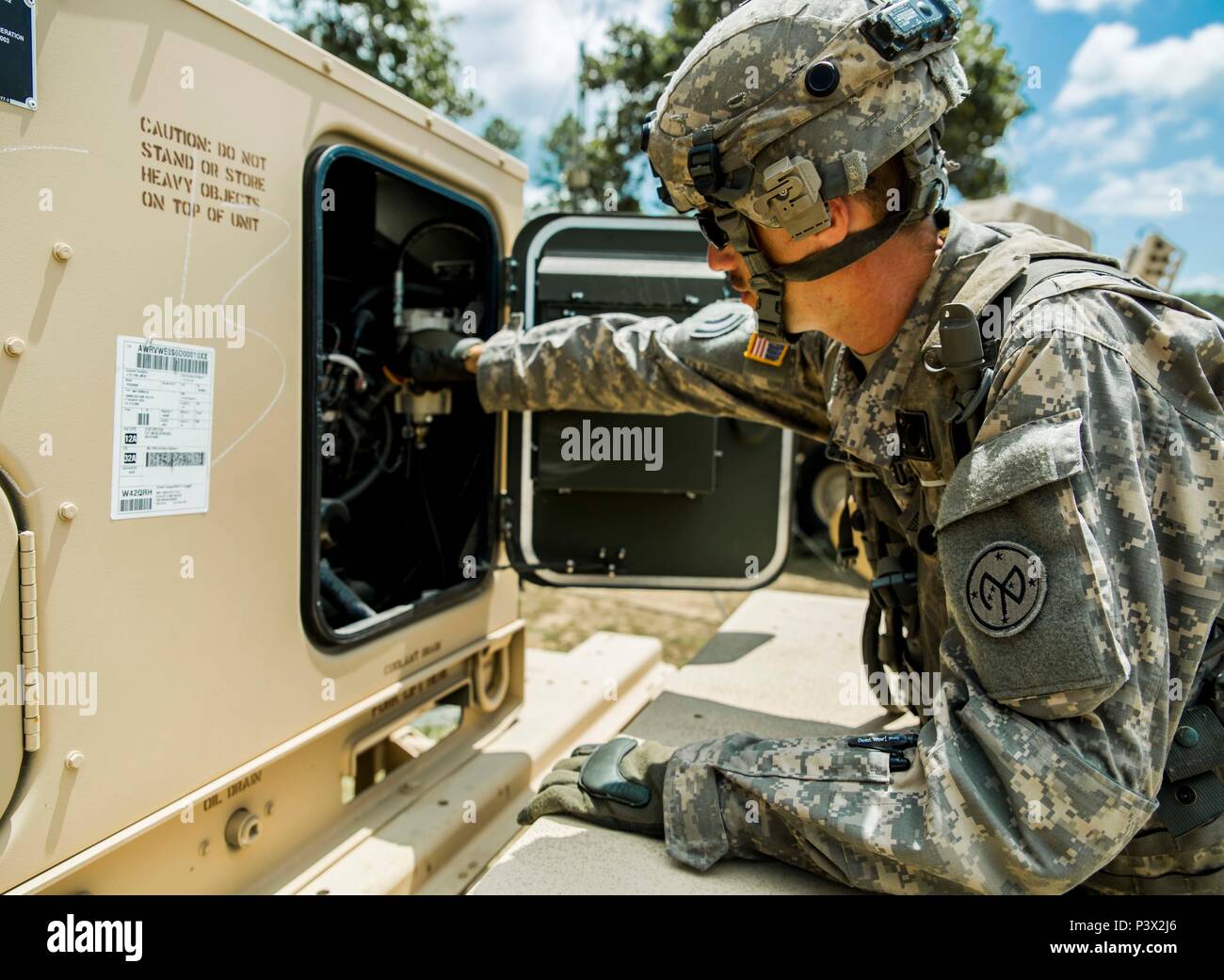 El Sargento del Ejército de Estados Unidos. Adam Lamb, un mecánico de  generadores asignado a la empresa Eco, sesiones 427ª Brigada, Batallón de  Apoyo de la Guardia Nacional del Ejército de Nueva