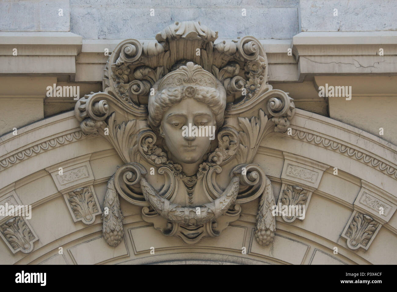 Detalhes do arquitetônicos Theatro Municipal do Rio de Janeiro. Oh prédio foi inaugurado em 14 DE JULHO DE 1909. Em 15 de Outubro de 1903 o Prefeito Pereira Passos abriu uma concorrência pública pará escolha do projeto arquitetônico e una obra foi feita baseada na Ópera de París. Oh prédio está assentado sobre 1180 estacas de Madeira de lei, técnica construtiva comum à epoca, quando Ainda não se utilizavam estacas de concreto armado como ocorre nas construções atuais. Foto de stock