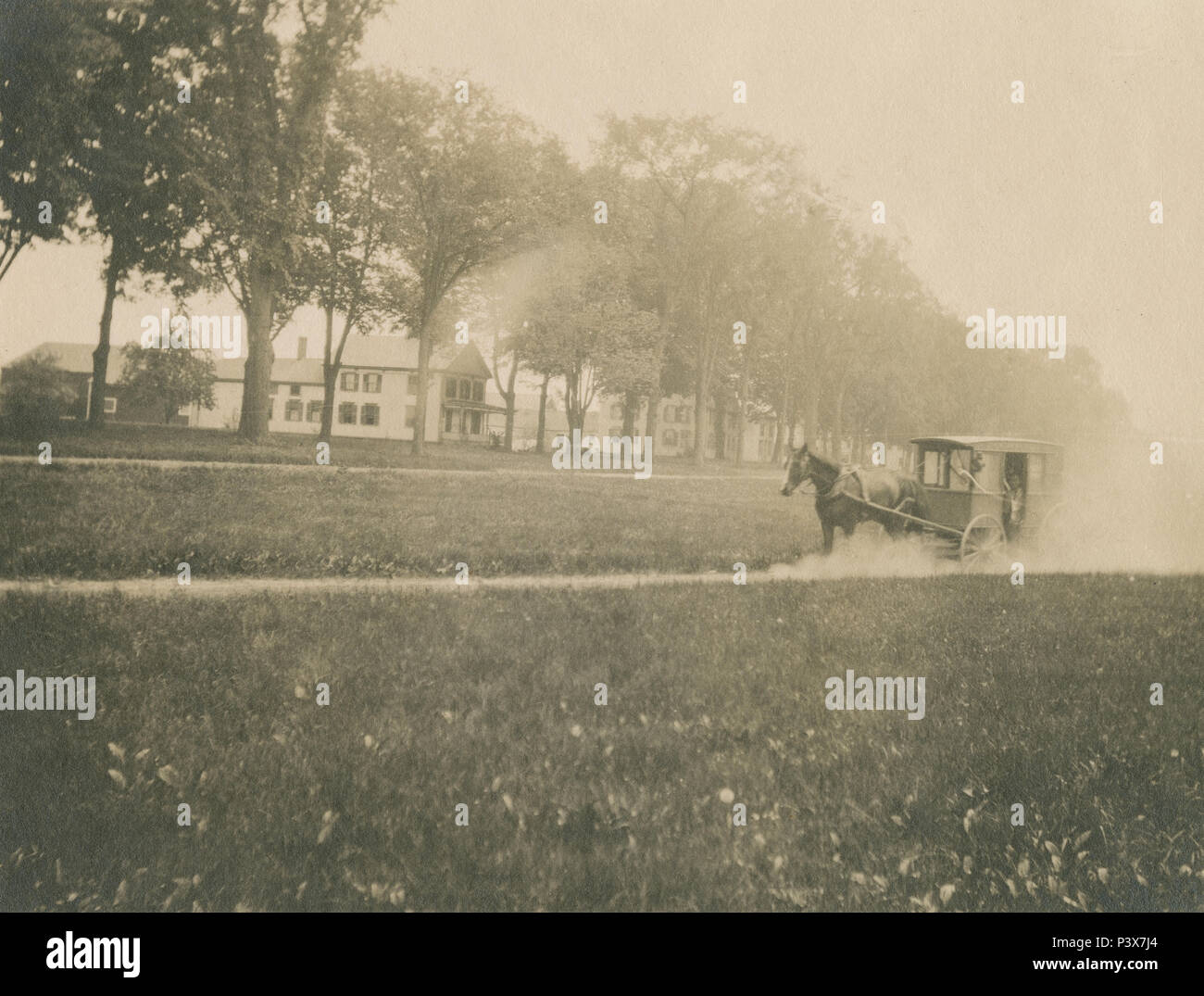 Antique circa 1910 Fotografía, carruaje tirado por caballos en un polvoriento camino campestre. Ubicación desconocida, posiblemente de Nueva Inglaterra en los Estados Unidos. Fuente: Fotografía original Foto de stock