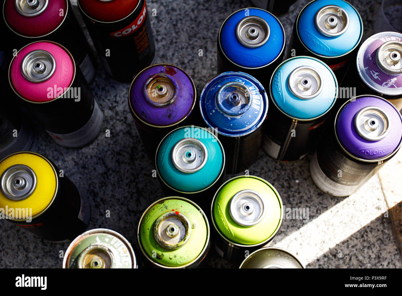 Latas de tinta en aerosol. Foto de stock