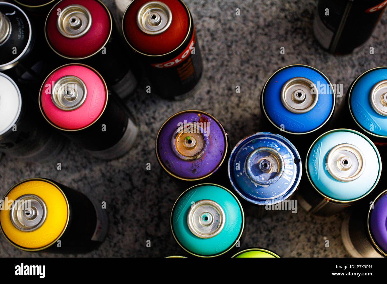 Latas de tinta en aerosol. Foto de stock