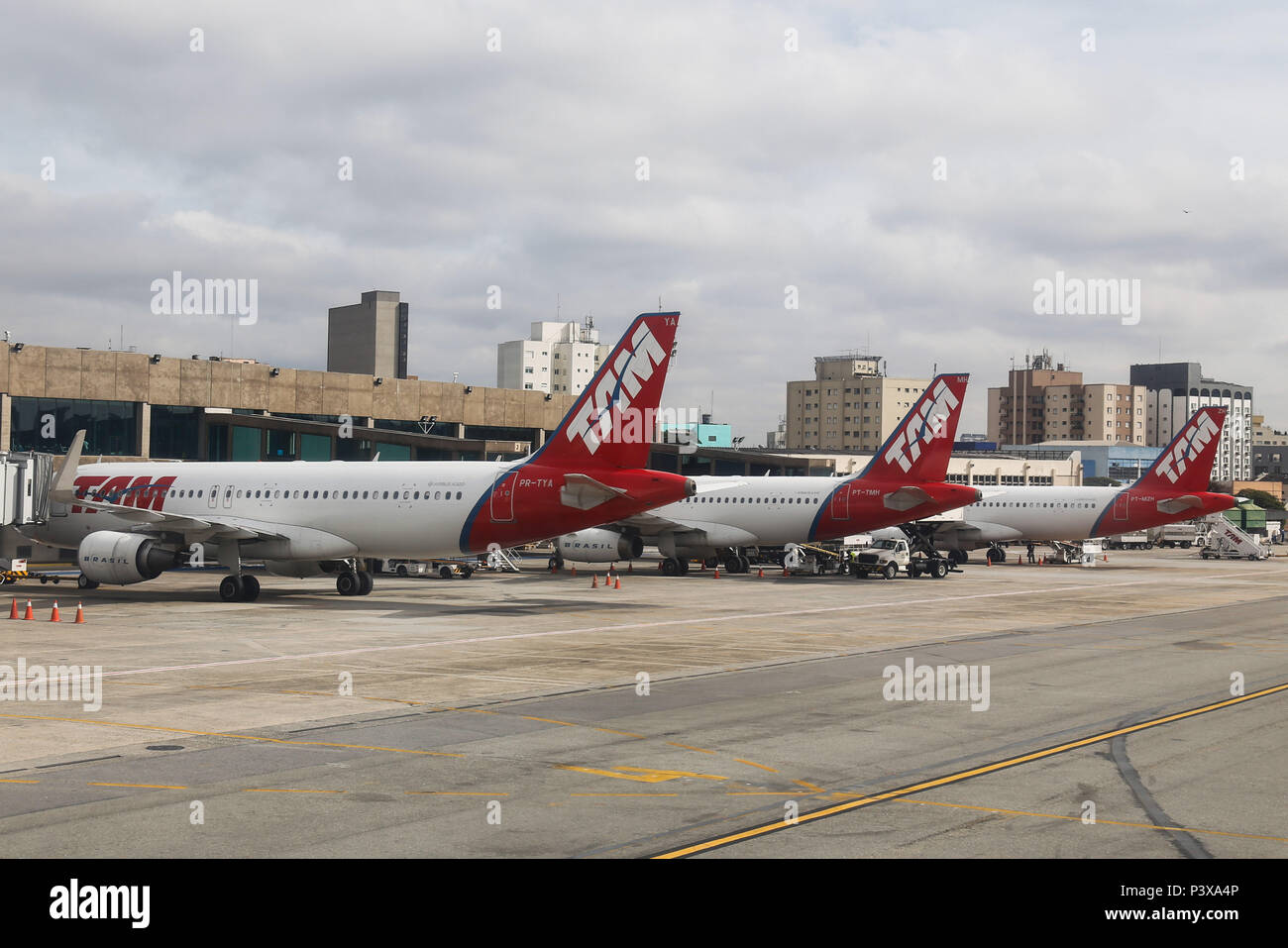 Três aviões de empresa Latam com una pintura da Antiga TAM no aeroporto de Congonhas em São Paulo. Foto de stock