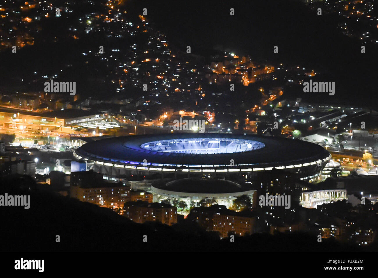 Estádio do Maracanã iluminado visto durante a noite. Foto de stock