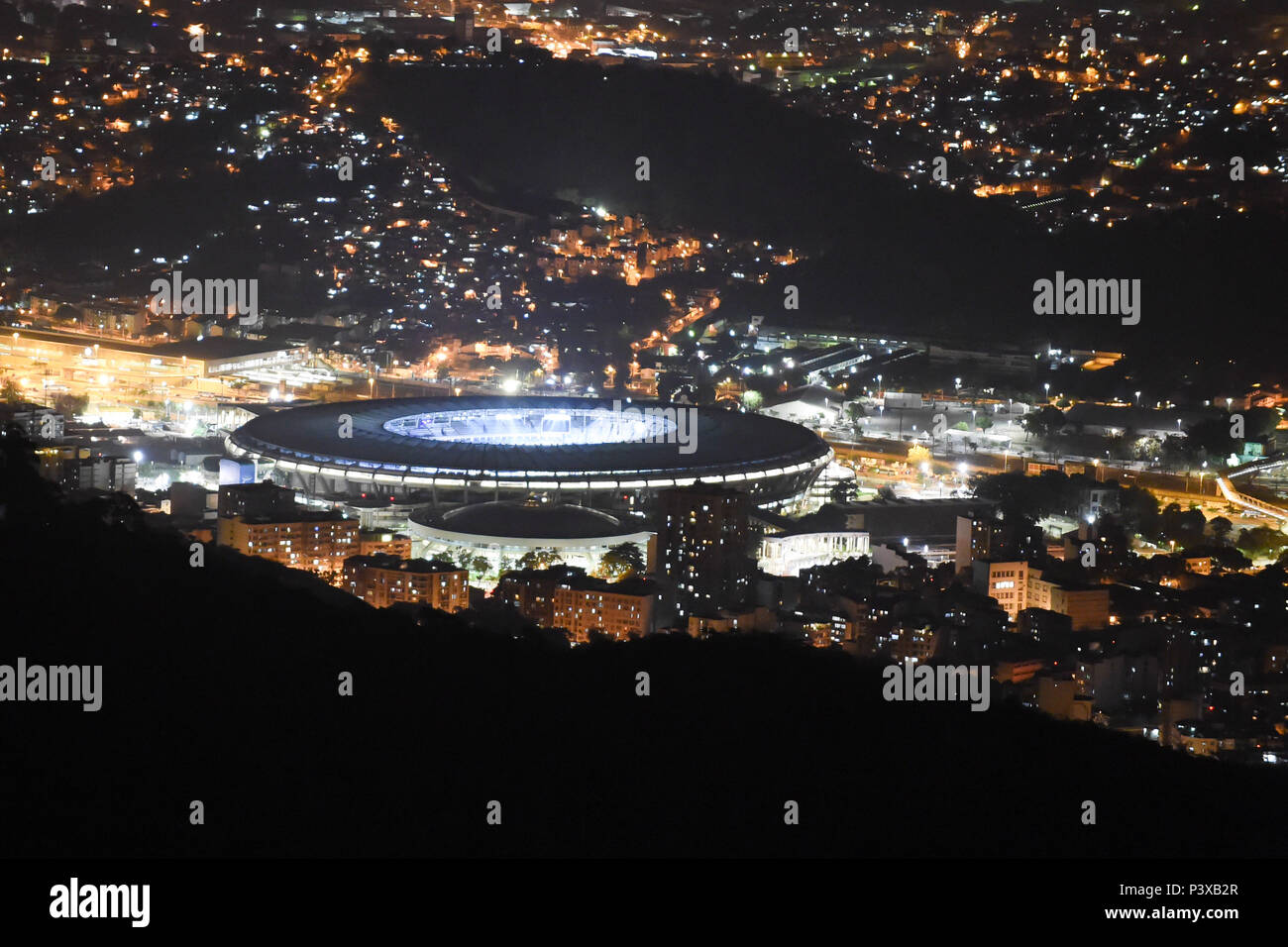 Estádio do Maracanã iluminado visto durante a noite. Foto de stock