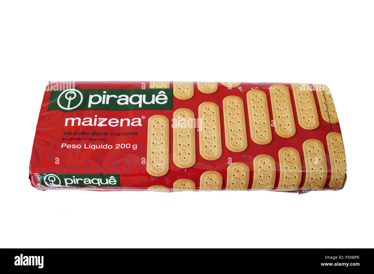 Pacote de biscoitos/bolachas de amido de milho (Maizena) da marca Piraquê em fundo Branco. Foto de stock