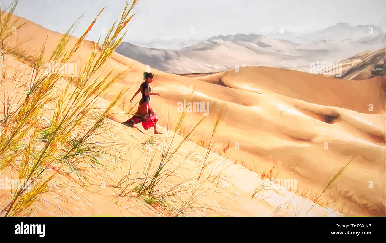 Chica camina por dunas de arena desierto interior Chica camina por dunas de arena desierto interior Mongolia Foto de stock