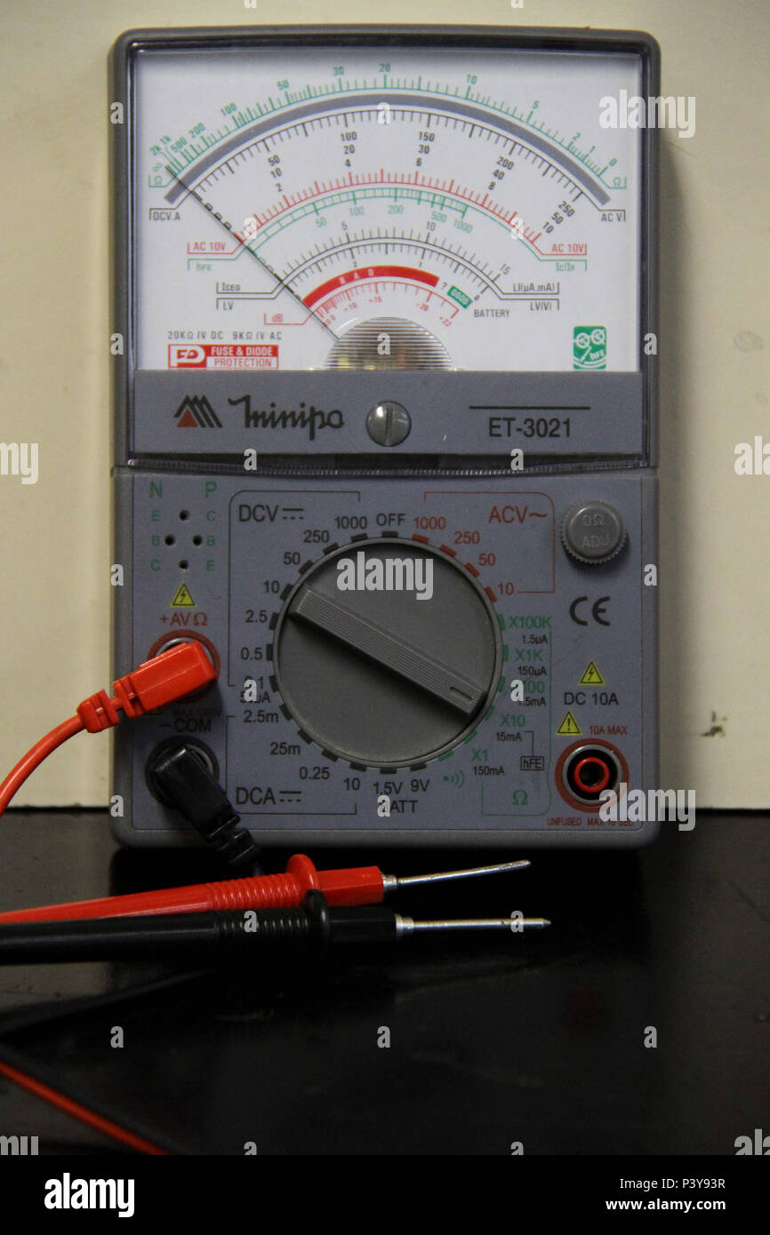 Multímetro analógico ponteiras com. Voltímetro amperímetro ohmímetro, e  Fotografía de stock - Alamy