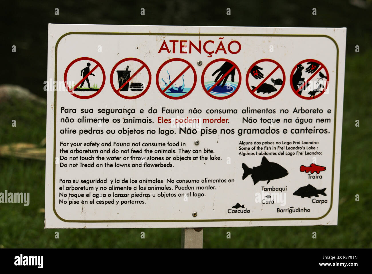 La plaza com advertências de preservação do Meio Ambiente, em el parque do Rio de Janeiro. Foto de stock
