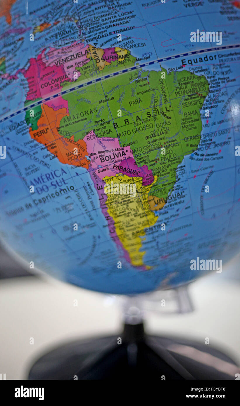 Globo terrestre com os nomos dos países em português. Foto de stock