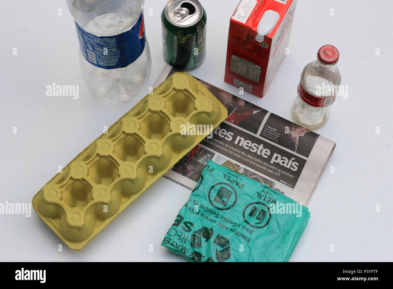 Jogo da velha feito com caixa de ovos e tampinhas de garrafas pet Stock  Photo - Alamy