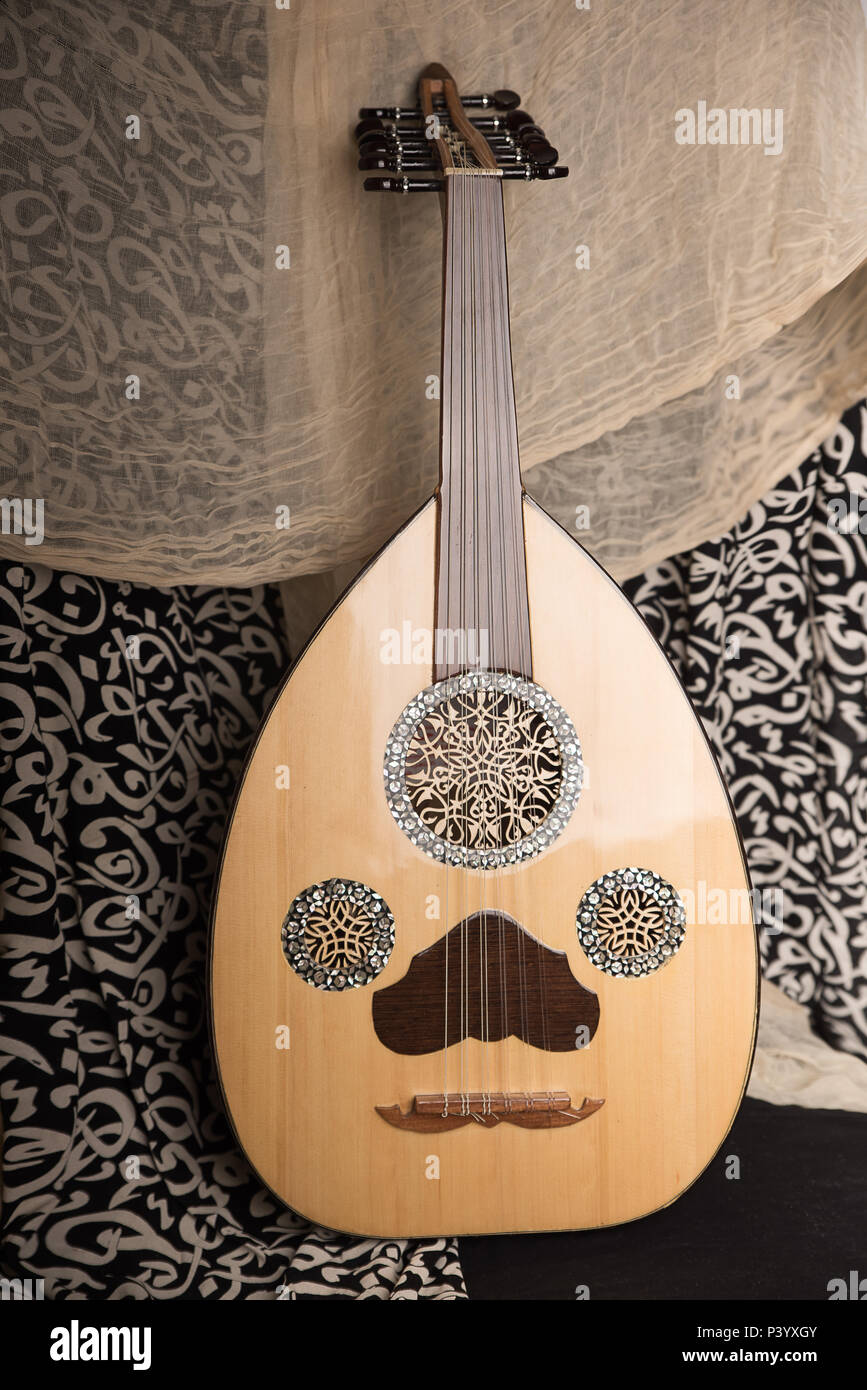 Oud, instrumento de música árabe Fotografía de stock - Alamy