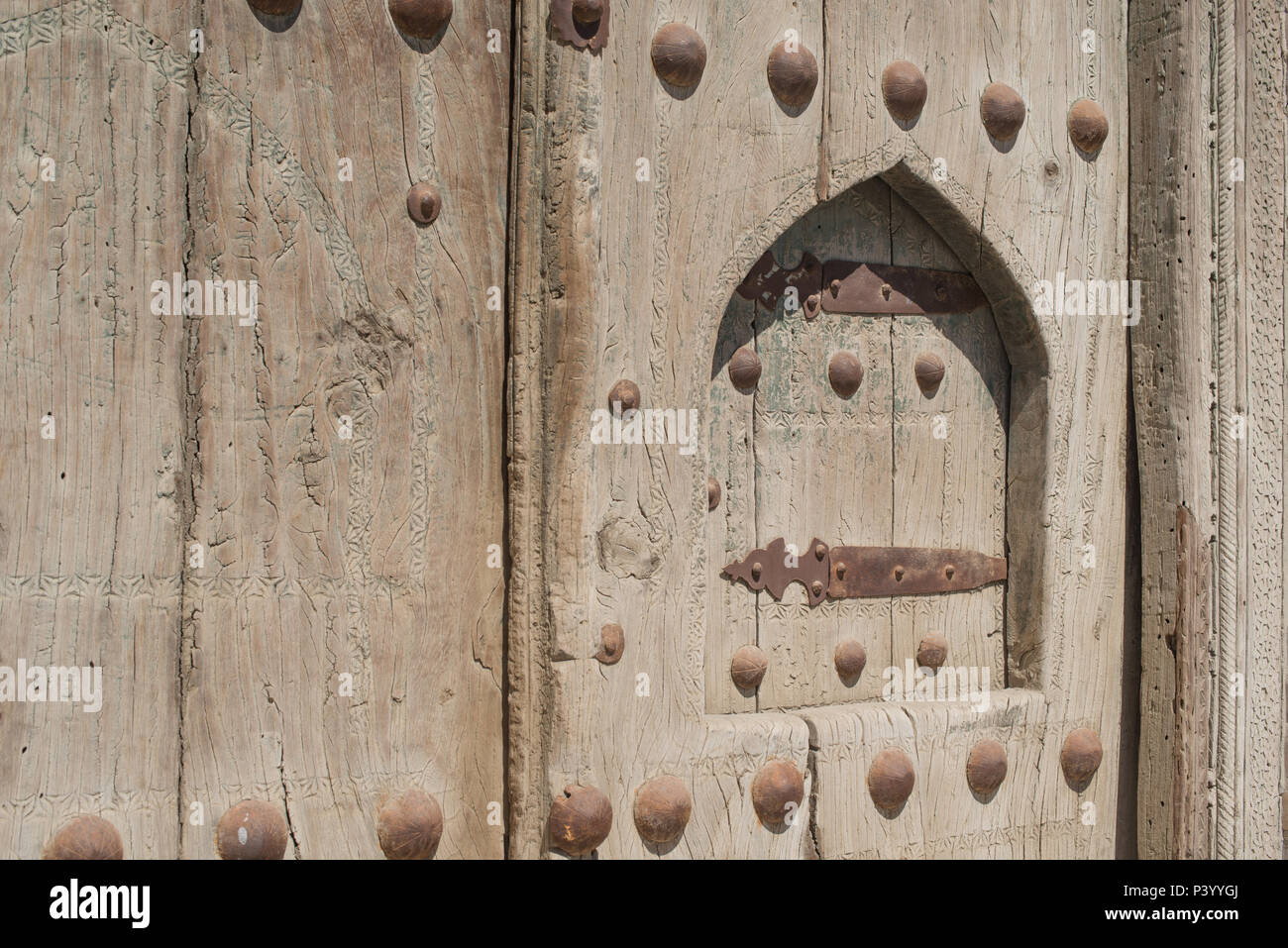 Puertas antiguas de madera con remaches de metal en Bujara, en Asia Central  Fotografía de stock - Alamy
