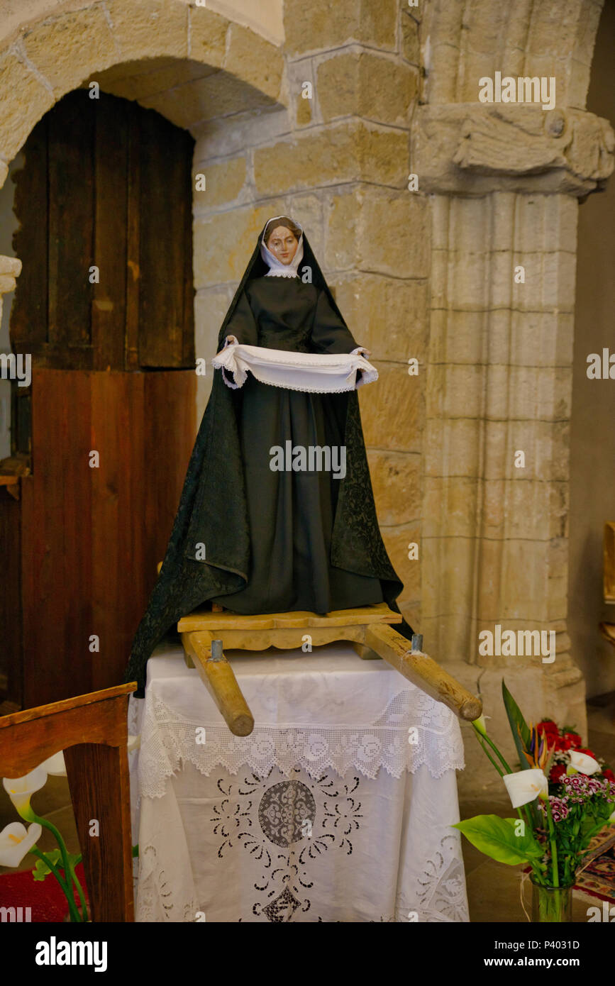 Castelsardo,Italia,11-Abril-2018,:la escultura de Santa María en la iglesia de Castelsardo, la escultura es utilizado para las procesiones alrededor de la PASCUA Foto de stock