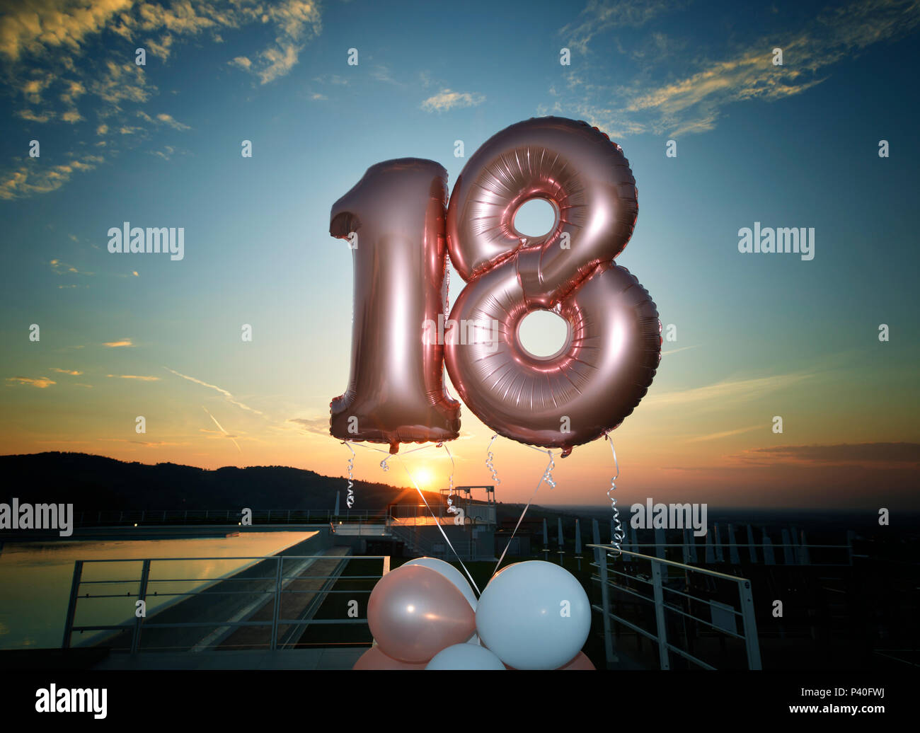 Habitación con decoración para fiestas de 18 cumpleaños Fotografía de stock  - Alamy