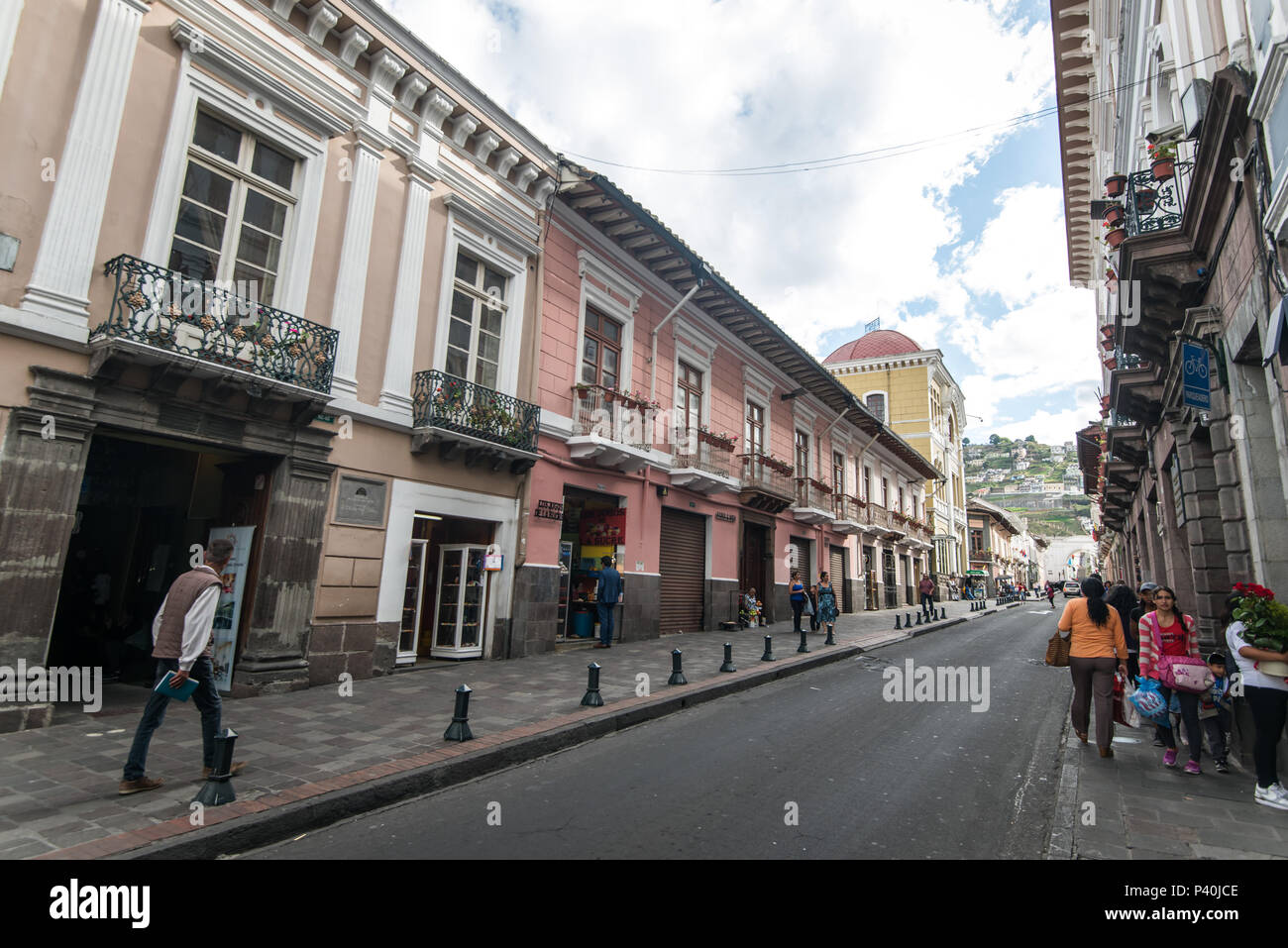 Centro Histórico de Quito - o centro histórico de Quito está localizado na parte central de sul da Cidade de Quito, Ecuador, no em uma área de 375,2 hectáreas (3,75 km²), e é considerado o complexo histórico melhor preservado e um dos o mais importantes da América Latina. Tem cerca de 130 edifícios monumentais (onde se encontra uma grande de arte pictórica diversidade e escultural, principalmente de caráter religioso.ù multifacetada inspirado em uma variedade de escolas e estilos) e cinco mil registrados imóveis no município inventário de Bens Patrimoniais. Foto de stock
