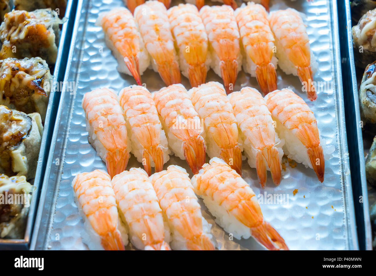 Delicioso Sushi de camarón en el rollo en la placa metálica para buffet  Fotografía de stock - Alamy