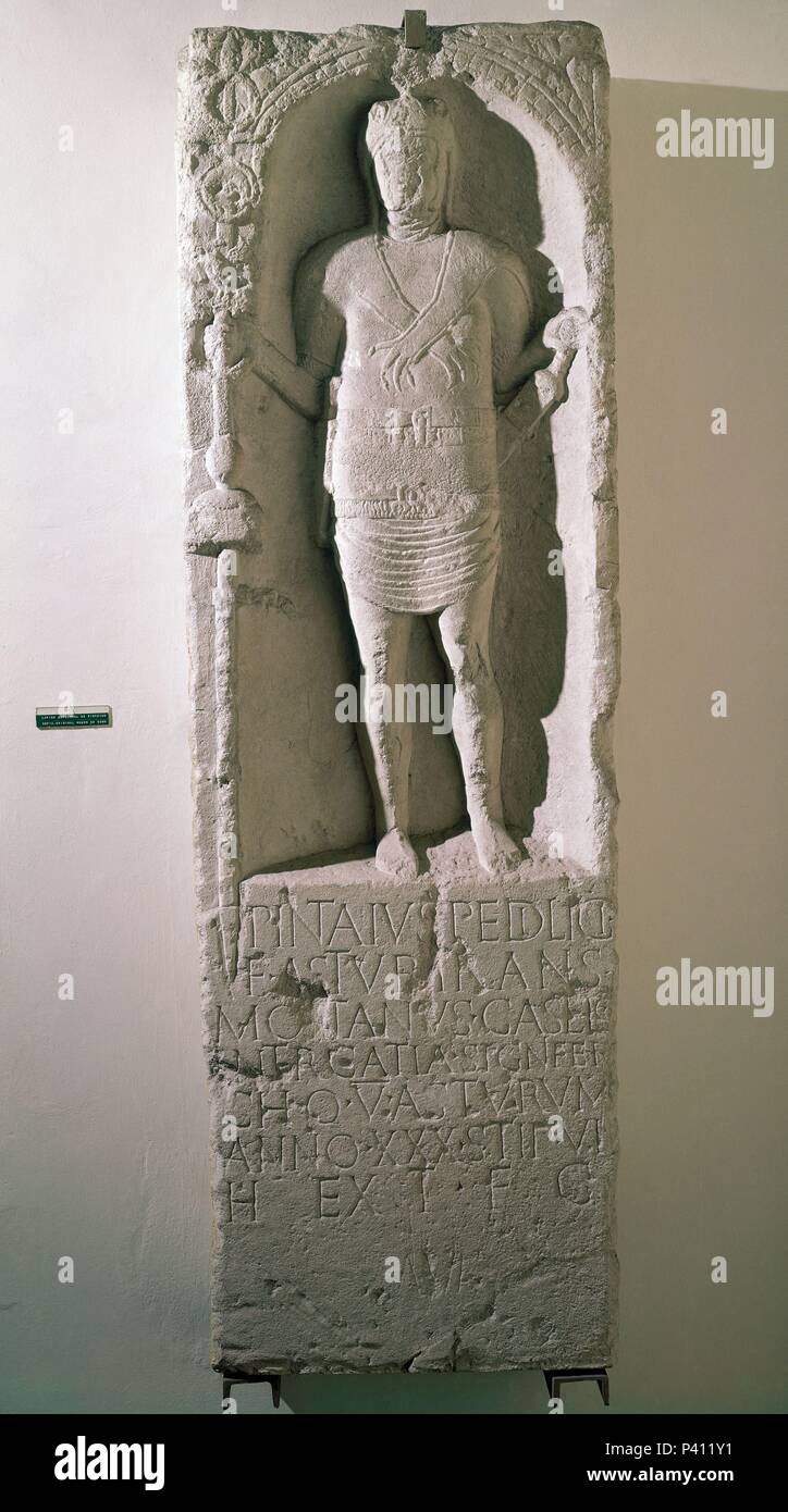 Aliviar FUNERARIO DE UN HISPANO PINTAIUS, astur, QUE SE ENROLO COMO PORTAESTANDARTE EN UNA COHORTE AUXILIAR ROMANA DURANTE EL ALTO IMPERIO, siglo XI. Ubicación: MUSEO ARQUEOLOGICO-COLECCION, Oviedo, Asturias, España. Foto de stock