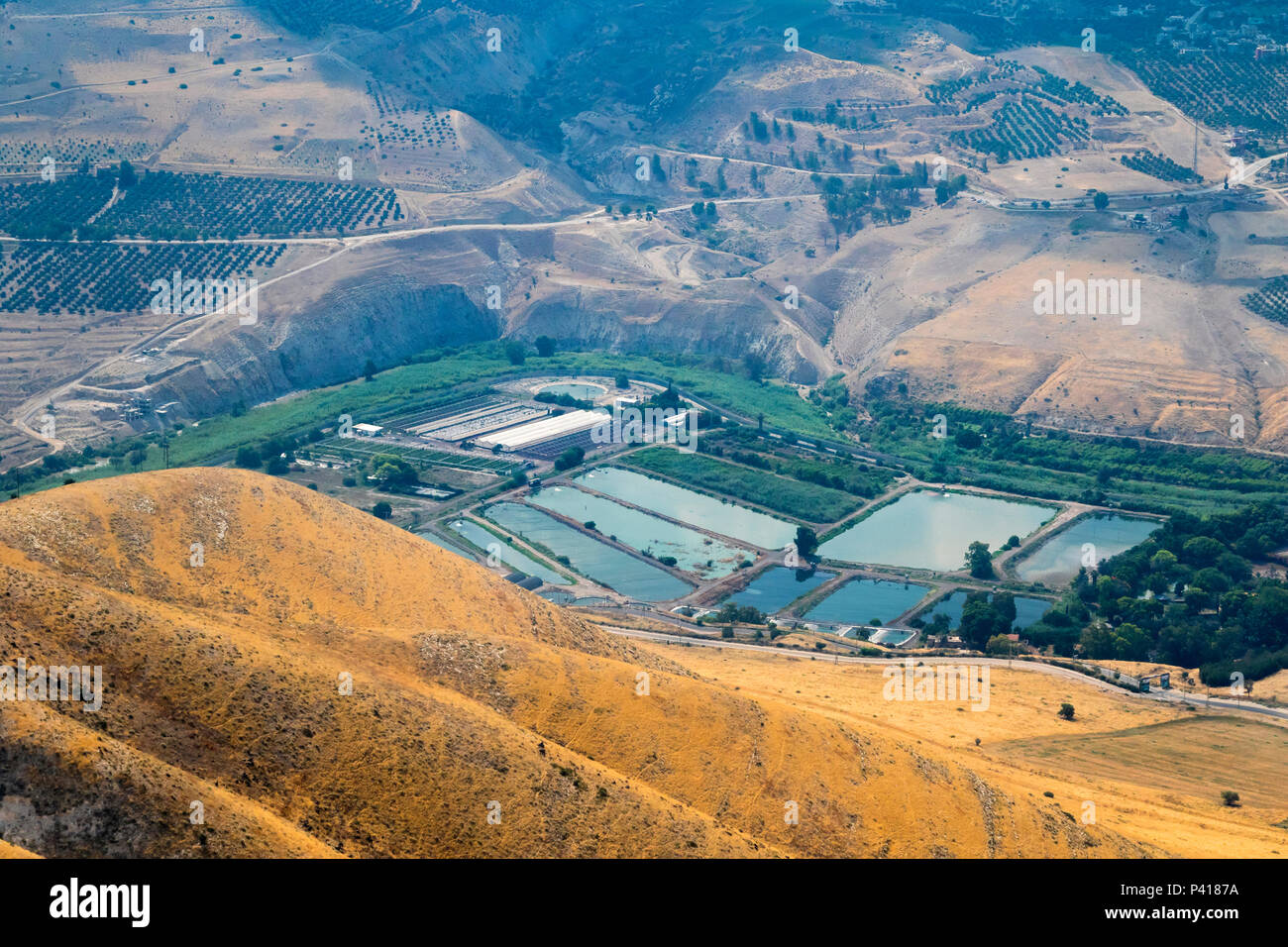 El paisaje agrícola con estanques de cría de peces en el norte de Israel, vista aérea Foto de stock