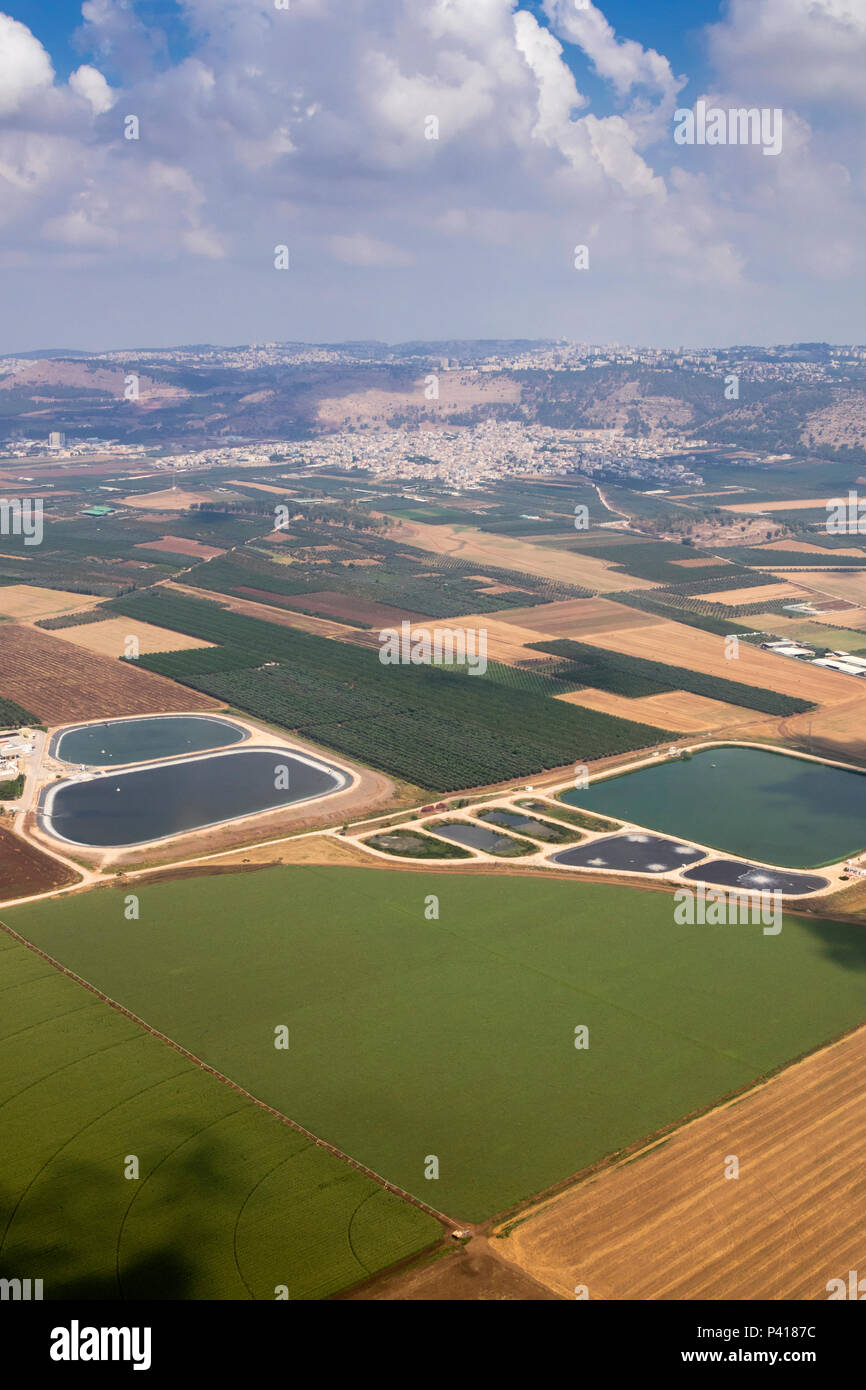 El paisaje agrícola con estanques de cría de peces en el valle de Jezreel, en el norte de Israel, vista aérea Foto de stock