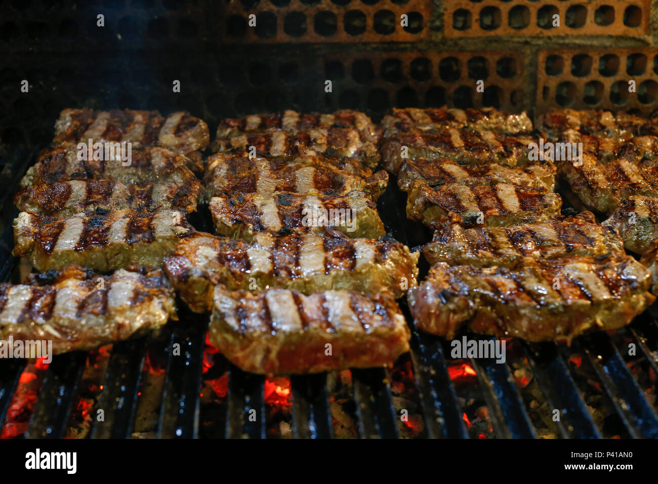 Churrasco de contra-filé em grelha argentina. Churrasqueira agentino,  churrasco, carne de Boí. 07/12/2017 Fotografía de stock - Alamy