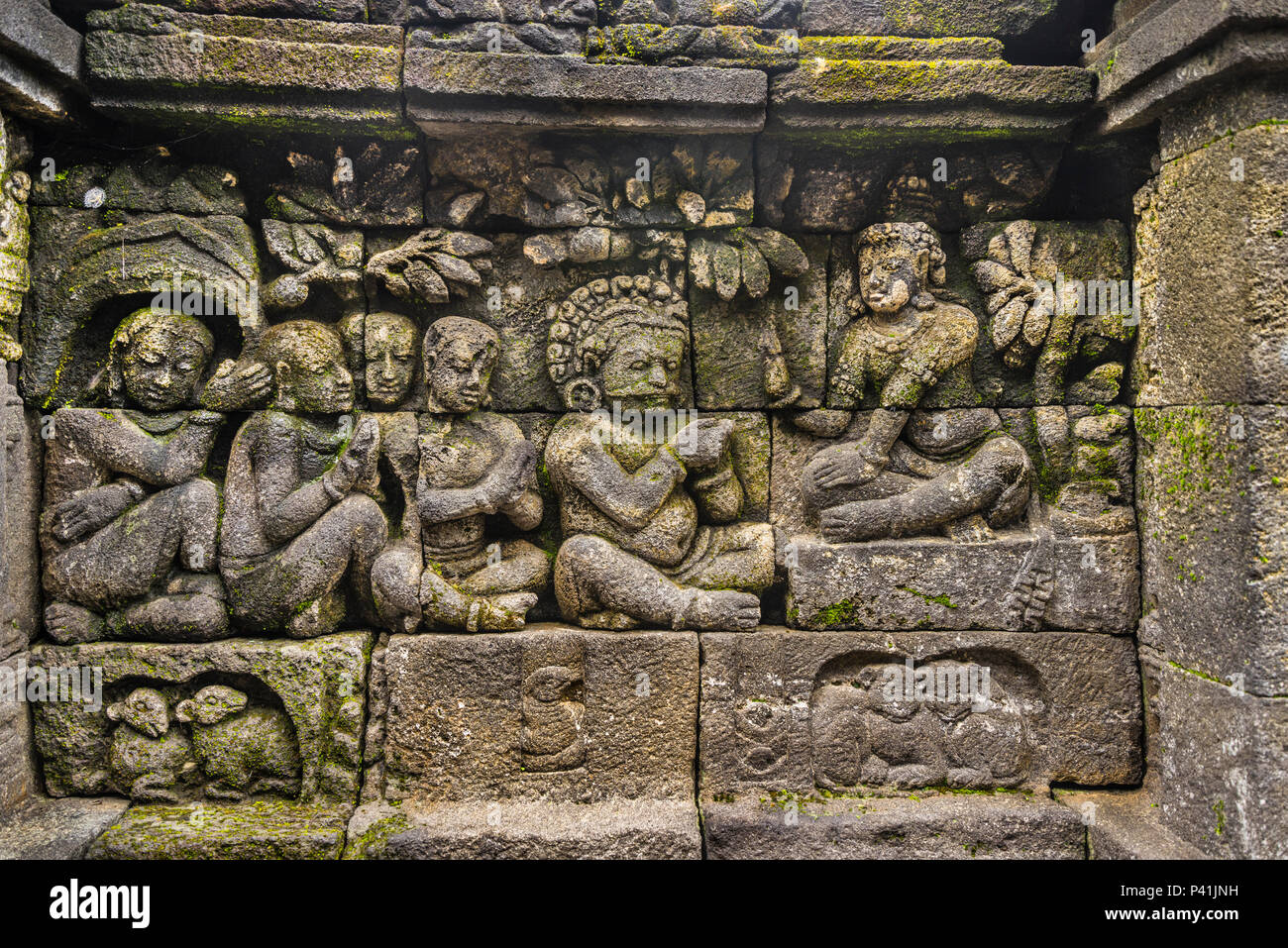 Bajorrelieve panel sobre una balaustrada de templo Budista Borobudur, del siglo IX, los aproximadamente 2672 paneles forman uno de los más completos n budista Foto de stock