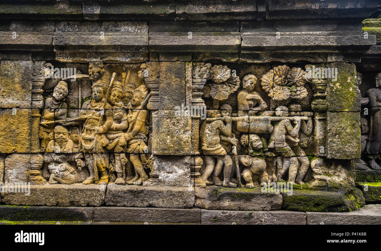 Bajorrelieve panel sobre una balaustrada de templo Budista Borobudur, del siglo IX, los aproximadamente 2672 paneles forman uno de los más completos n budista Foto de stock