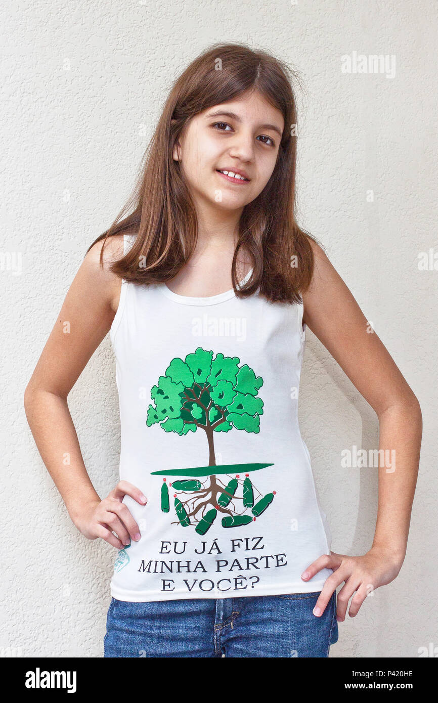 Camiseta de Garrafa Pet reciclável Camideta de material Camiseta Coleta seletiva de Lixo Foto de stock